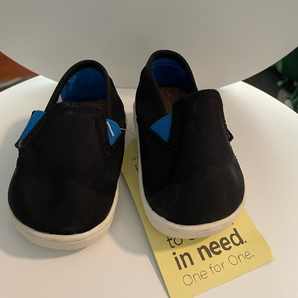 TOMS Baby Shoes Size 2 black New with Tags on